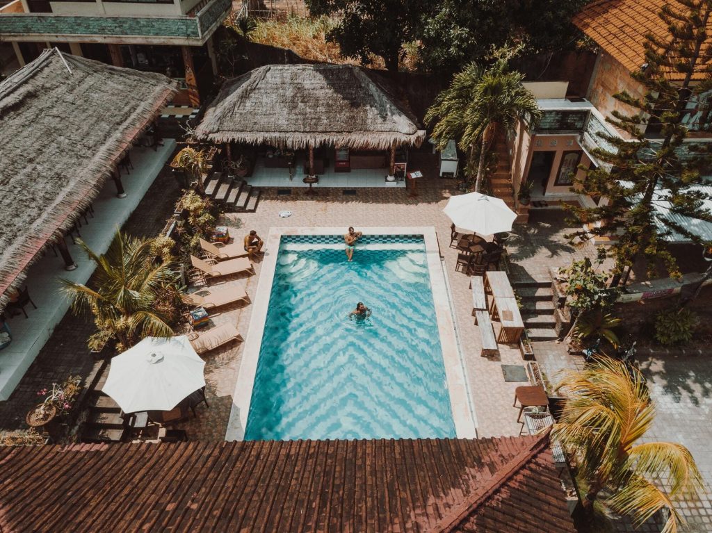 Vista aérea de la piscina del hotel